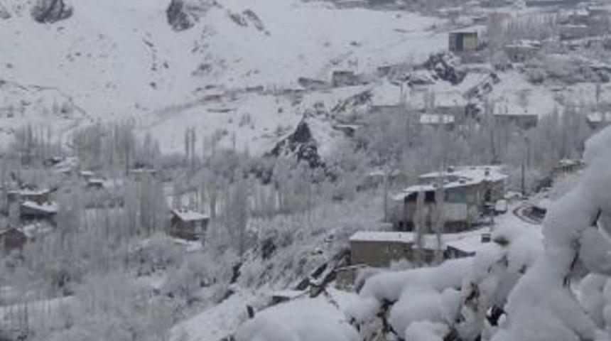 Hakkari&rsquo;de 11 K&ouml;y İle 24 Mezra Yolu Ulaşıma Kapandı