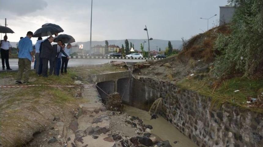 Vali Güvençer’den Minik Rüzgar’ın Ailesine Taziye Ziyareti