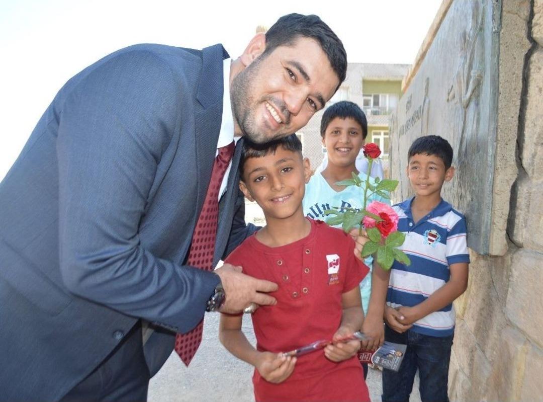 Kapı Kapı Dolaşıp, 3 Dilde Oy İstiyor