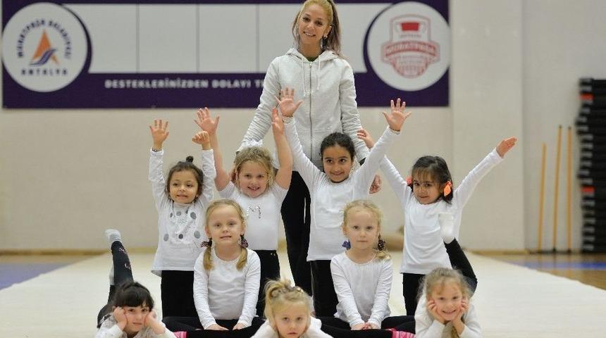 Muratpaşa&rsquo;da 290 K&uuml;&ccedil;&uuml;k Cimnastik&ccedil;i Mezun Oldu
