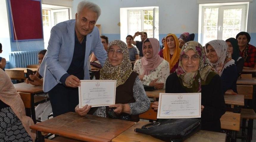“okuma Yazma Seferberliği” Kursiyerleri Sertifika Aldı