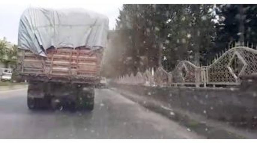 Talaş Y&uuml;kl&uuml; Kamyon Tozu Dumana Kattı