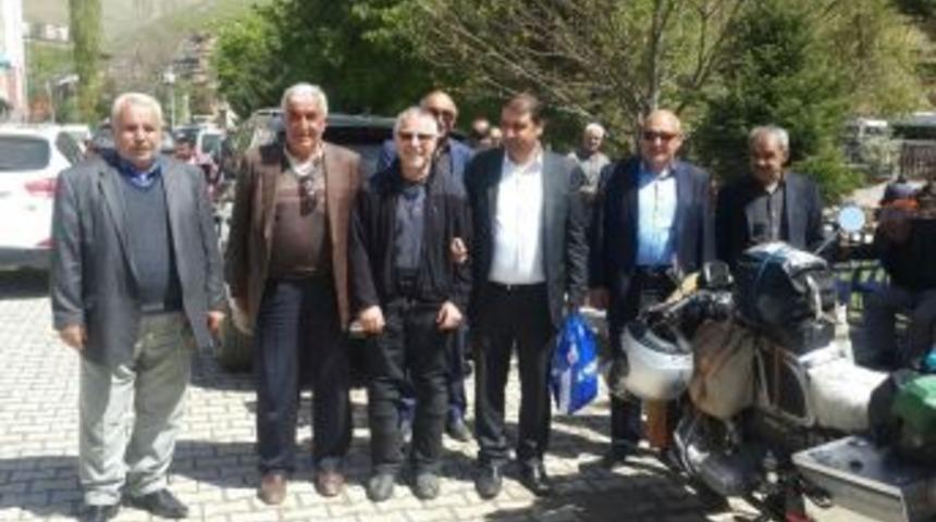 D&uuml;nya Turuna &Ccedil;ıkan Alman Turist Bah&ccedil;esaray Halkının Misafiri Oldu