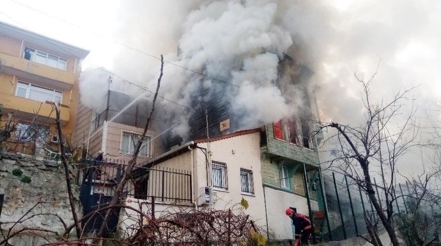 &Uuml;sk&uuml;dar Ahşap Binada Korkutan Yangın