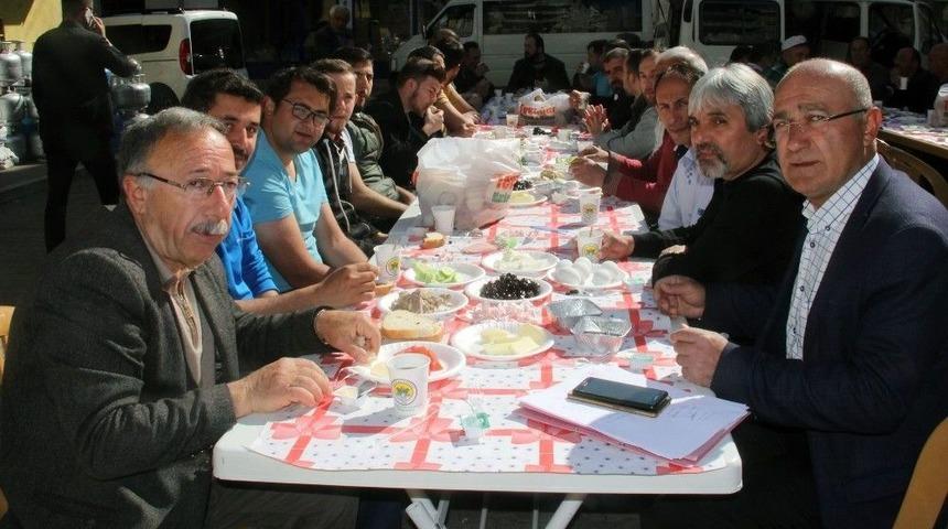 Başkan Em&uuml;r, Esnafla Kahvaltıda Bir Araya Geldi