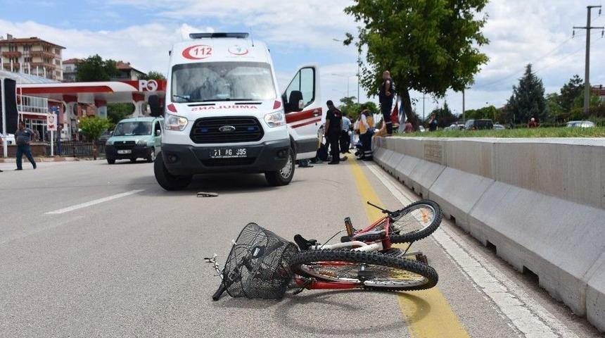 Kamyonetin &Ccedil;arptığı Bisikletli Yaşlı Adam Hayatını Kaybetti