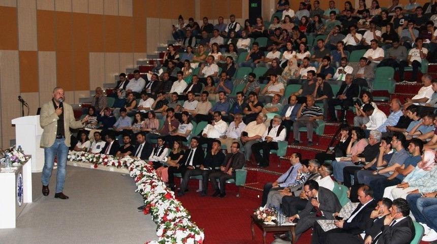 Mete Yarar&rsquo;dan Ad&uuml;&rsquo;de &ldquo;yedi D&uuml;velle Savaşıyoruz&rdquo; Konferansı