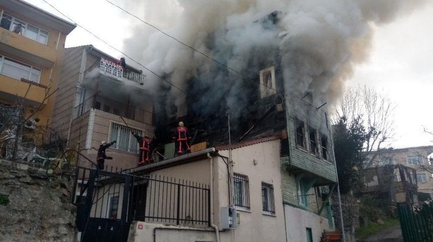 Üsküdar’da Ahşap Bina Alev Alev Yandı