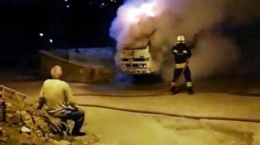 Yanan Kamyonunu &Ccedil;aresiz G&ouml;zlerle İzledi