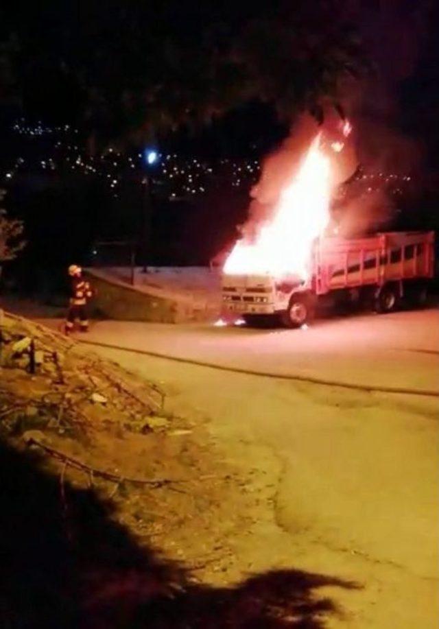 Yanan Kamyonunu Çaresiz Gözlerle İzledi