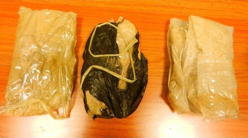 Kasık Bölgesine Gizlediği Eroinle Uçağa Binmek İsterken Yakalandı