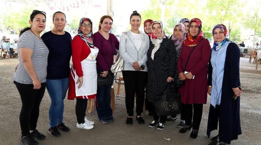 İclal Aydın Hanımeli Pazarını Ziyaret Etti