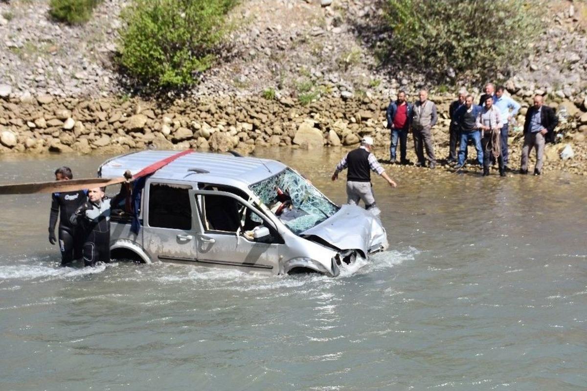 Kelkit &Ccedil;ayı&rsquo;na U&ccedil;an Hafif Ticari Ara&ccedil; Sudan &Ccedil;ıkartıldı