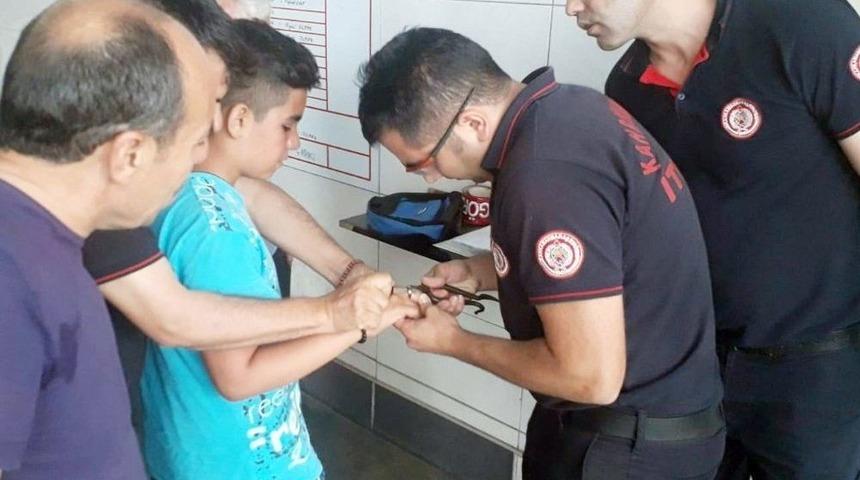 &Ccedil;ocuğun Parmağına Sıkışan Y&uuml;z&uuml;ğ&uuml; İtfaiye &Ccedil;ıkardı