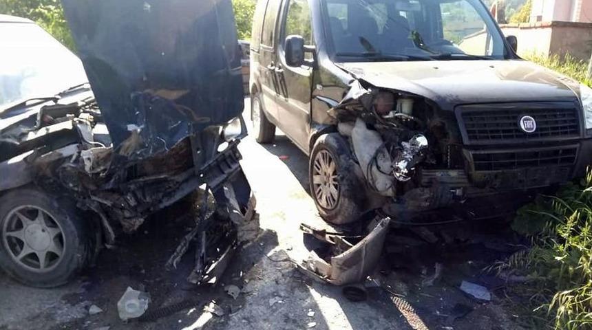 Kavşakta &Ccedil;arpıştılar: 3 Yaralı