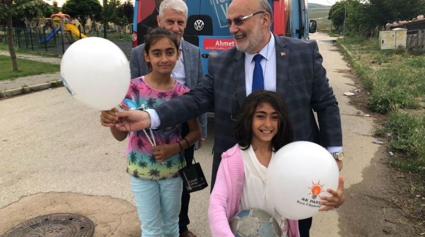 Ak Parti&rsquo;li Aday Yelis, &Ccedil;ocuklarla Bir Araya Gelerek Hediye Dağıttı
