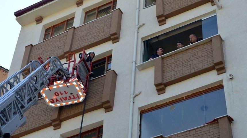 Evde Yanmış Ceset Bulundu