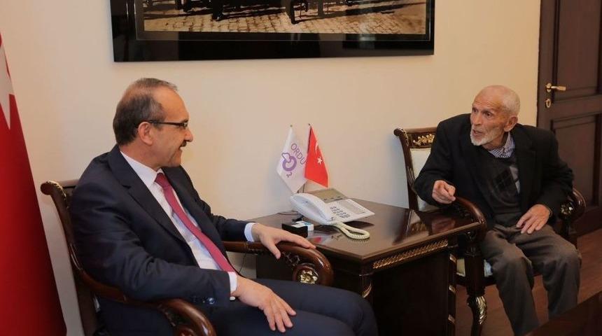 Vali Asırlık Dedeyi Ağırladı