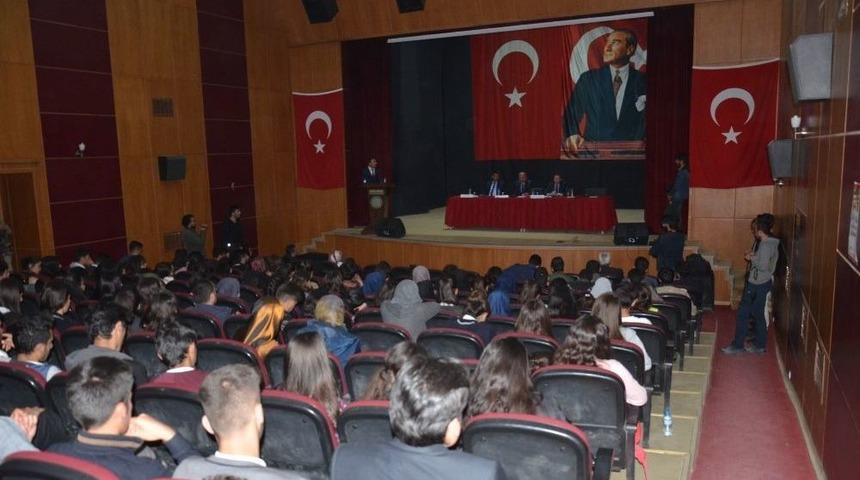 Y&uuml;ksekova&rsquo;da Tanıtım Ve Kariyer G&uuml;nl&uuml;ğ&uuml; Etkinliği