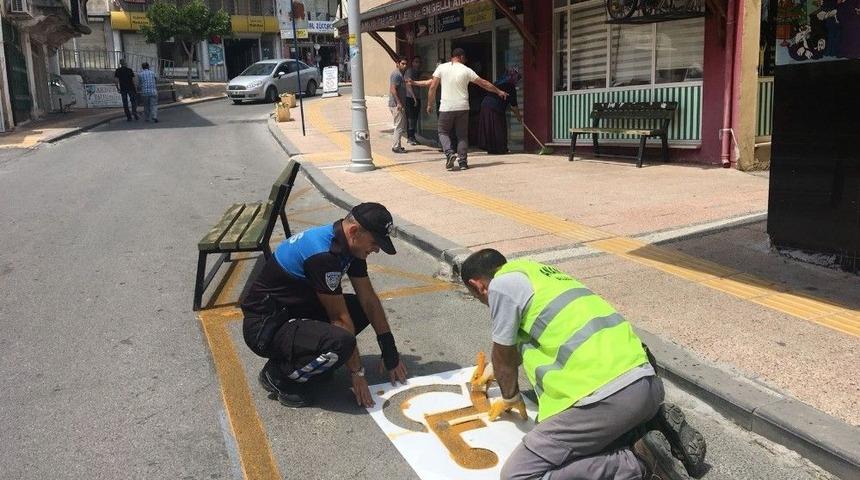 Anamur&rsquo;da Engelli Ara&ccedil; Park Yerleri Boyandı
