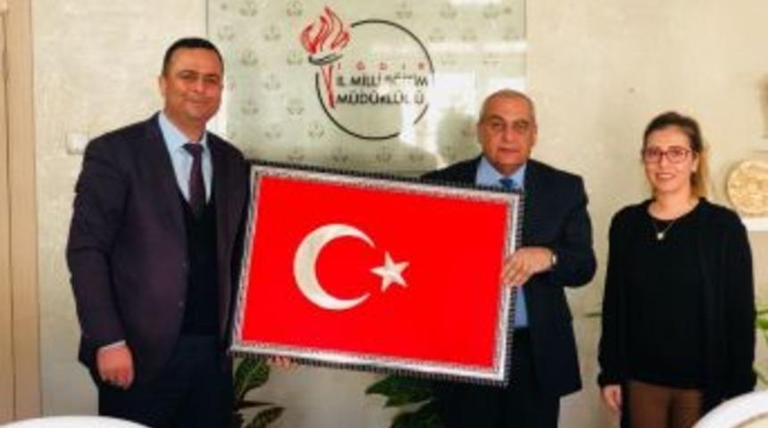 M&uuml;d&uuml;r Aydoğdu&rsquo;ya T&uuml;rk Bayrağı Hediye Edildi