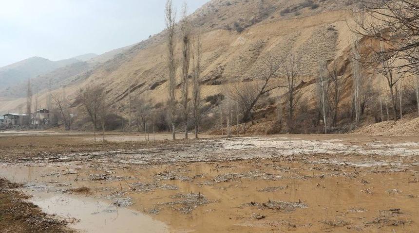Hes Kanalından Sızan Sular Evleri Bastı