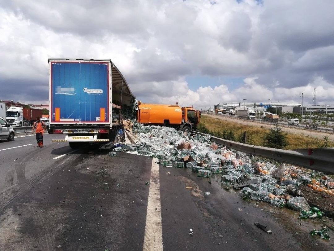 Gazoz Y&uuml;kl&uuml; Tır, Temizlik Aracına &Ccedil;arptı: 1 Yaralı
