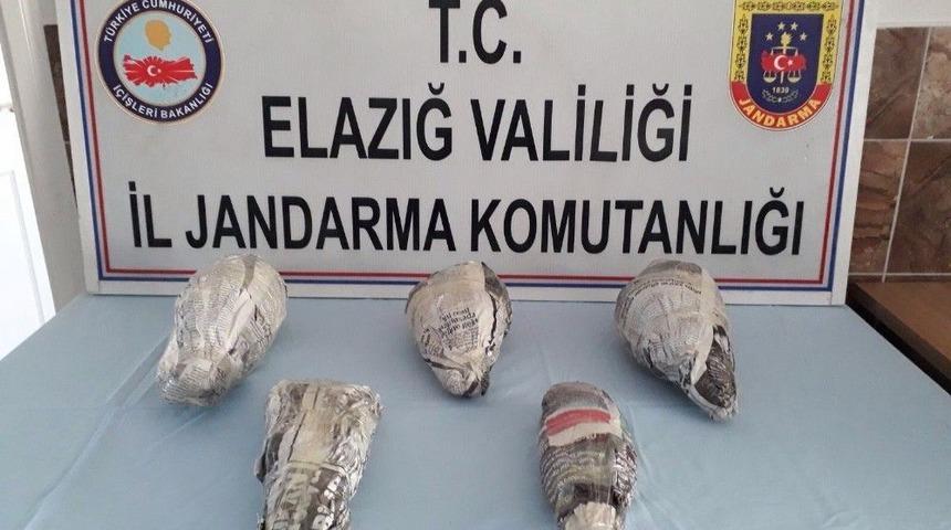 Trende Esrar Ve Ka&ccedil;ak Sigara Ele Ge&ccedil;irildi