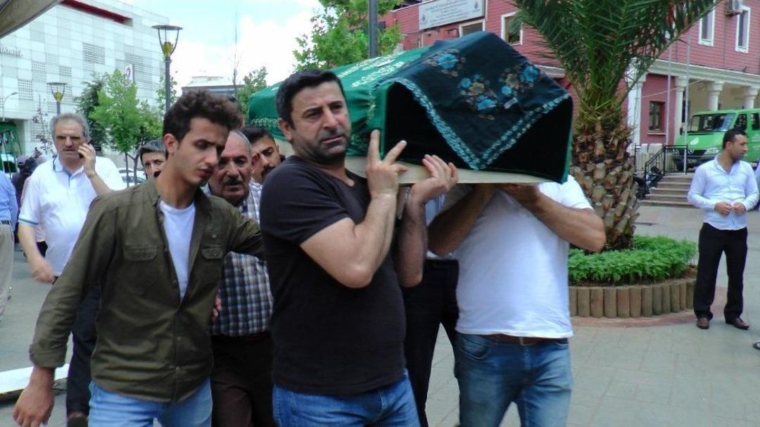 Kayalıklardan D&uuml;şerek Hayatını Kaybeden 7 Aylık Hamile Kadın Son Yolculuğuna Uğurlandı