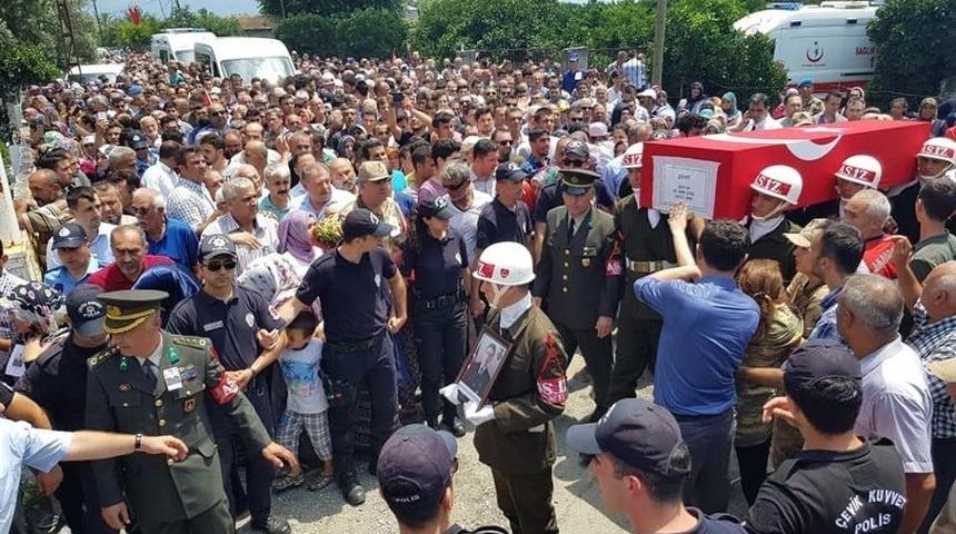 Şehit Eşini Askeri &Uuml;niformasıyla Uğurladı