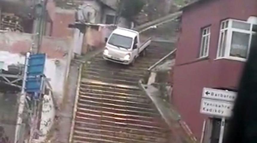 Kestirmeden İnmek İ&ccedil;in Aracını Merdivenlere S&uuml;rd&uuml;