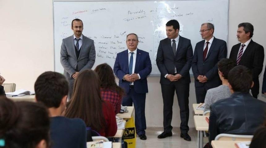 Vali&rsquo;den &Ouml;ğrencilere: Aklınızı Kiraya Vermeyin