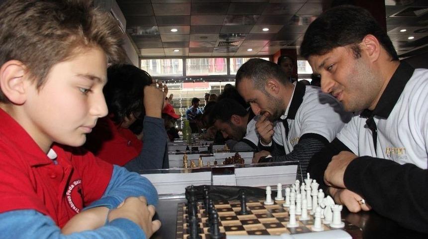 G&ouml;rme Engelli Satran&ccedil;&ccedil;ılar İle Gen&ccedil;ler Arasında Yapılan Turnuva B&uuml;y&uuml;k İlgi G&ouml;rd&uuml;