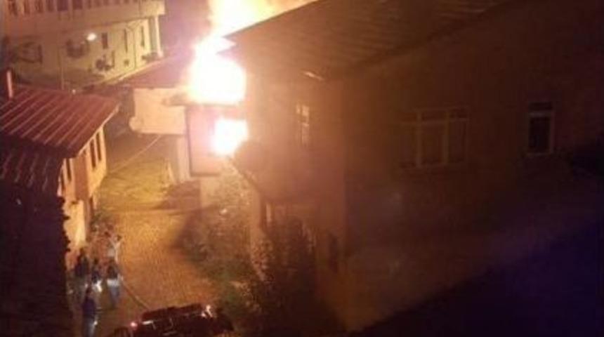 Şaphane&rsquo;deki Yangında 2 Katlı Ahşap Bina K&uuml;l Oldu