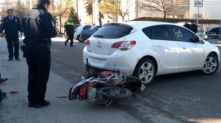 Otomobile &Ccedil;arpan Motosiklet S&uuml;r&uuml;c&uuml;s&uuml; Yaralandı