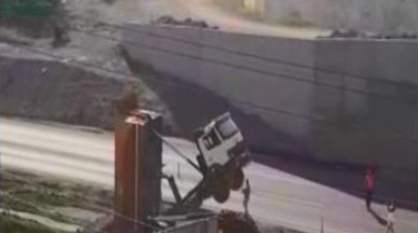 (&ouml;zel) Şaha Kalkan Kamyonun Yardımına İş Makinesi Yetişti