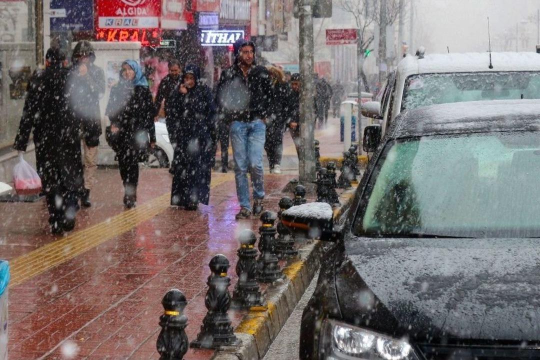 Van&rsquo;da Kar Yağışı