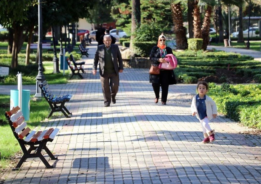 Adana&rsquo;da Kış Ortasında Bahar Havası