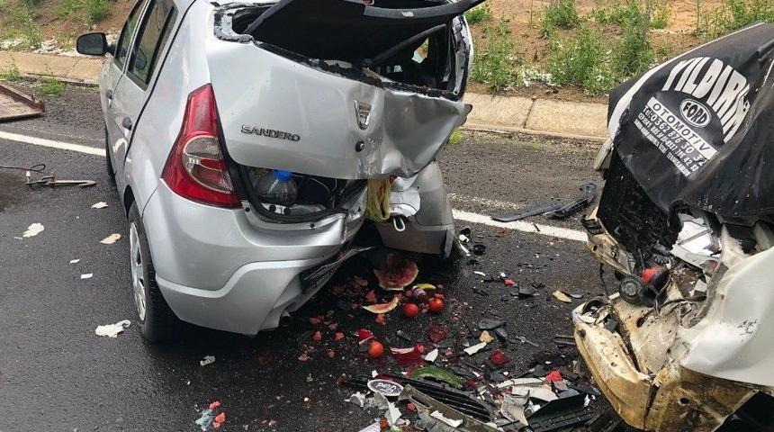 Sarıkamış&rsquo;ta Minib&uuml;s İle Otomobil &Ccedil;arpıştı: 3 Yaralı