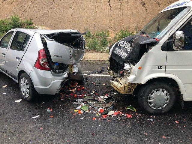 Sarıkamış’ta Minibüs İle Otomobil Çarpıştı: 3 Yaralı