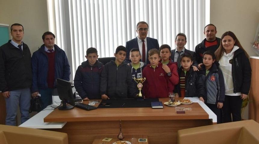 Kupa Sevin&ccedil;lerini Başkan Kara&ccedil;oban&rsquo;la Paylaştılar