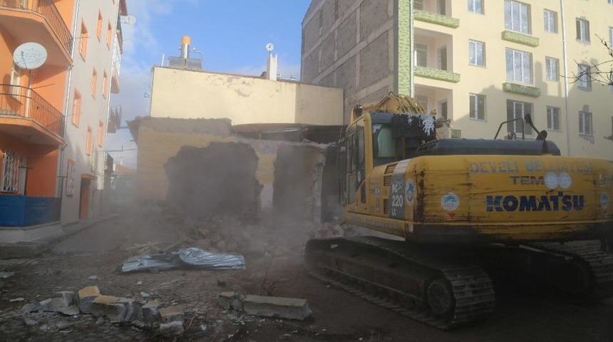 Develi&rsquo;de Metruk Evlerin Yıkımı Ve Temizliği Devam Ediyor