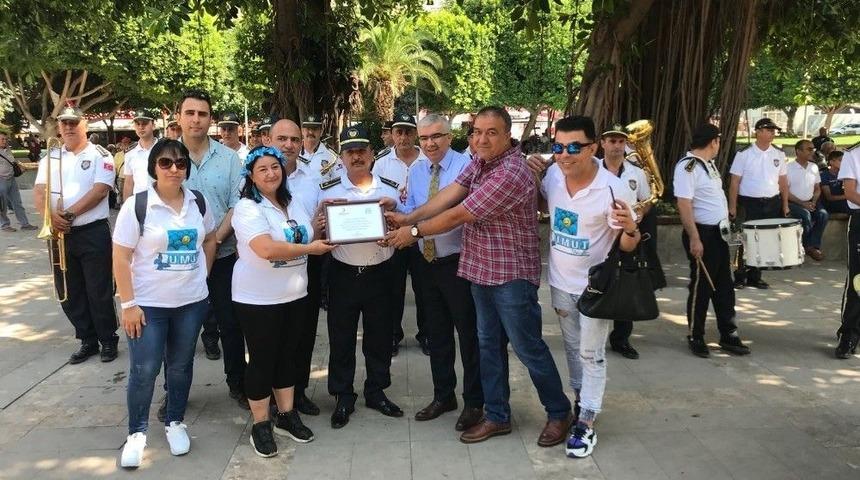 Kızılay G&ouml;n&uuml;ll&uuml;leri Bando Konseri Eşliğinde Kan Bağışladı