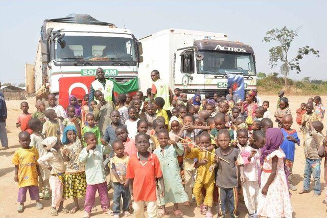 Kamerun’da Orta Afrikalı Göçmenlere Gıda Yardımı