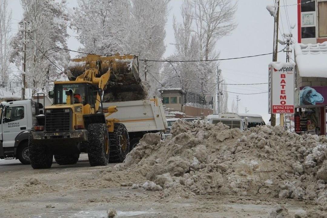 Başkale&rsquo;de Kar Temizleme &Ccedil;alışması