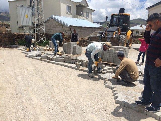 Çaldıran’da Yollar Kilitli Parke Taşıyla Süsleniyor