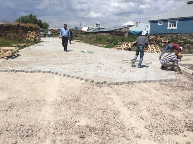 Çaldıran’da Yollar Kilitli Parke Taşıyla Süsleniyor