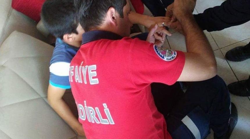 Küçük Çocuğun Parmağına Sıkışan Yüzüğü İtfaiye Çıkardı
