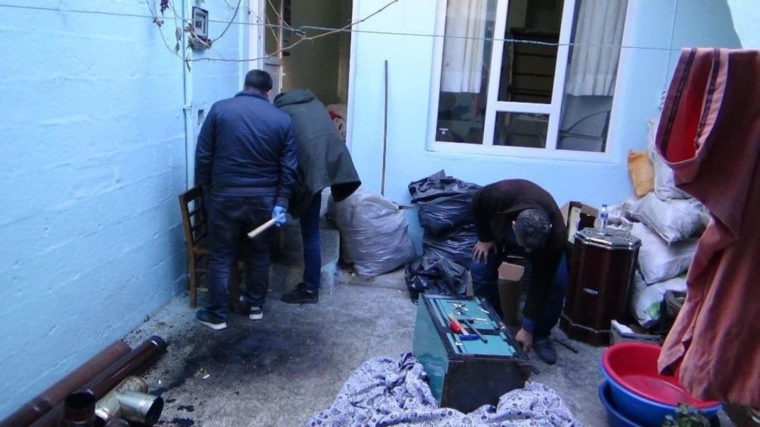 110 Bin Liralık Ziynet Eşyasının Bulunduğu Kasayı Kilime Sarıp G&ouml;t&uuml;rd&uuml;ler