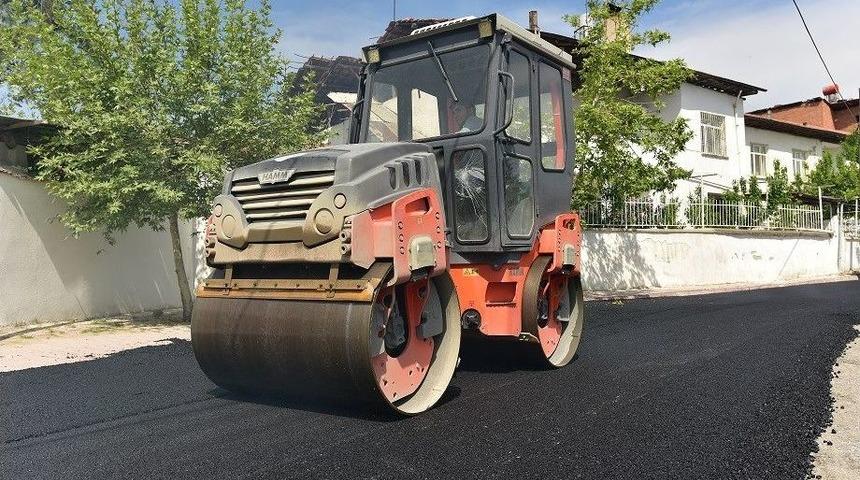 Alacakapı Mahallesine Sıcak Asfalt D&ouml;k&uuml;ld&uuml;